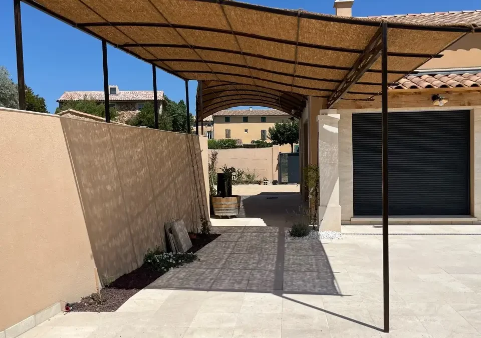 Pergola en fer dans le Vaucluse : votre ferronnier réalise votre projet sur mesure